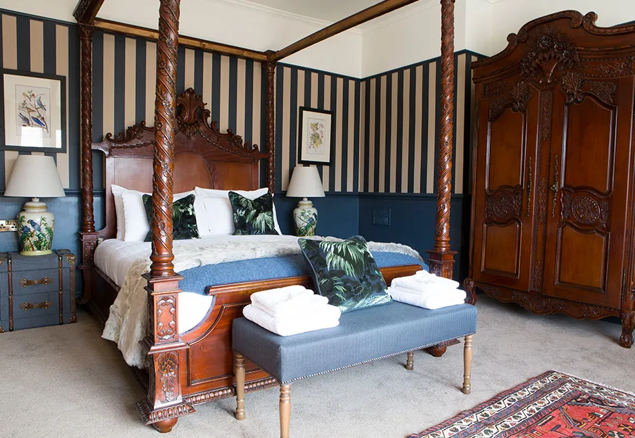 Four Poster
